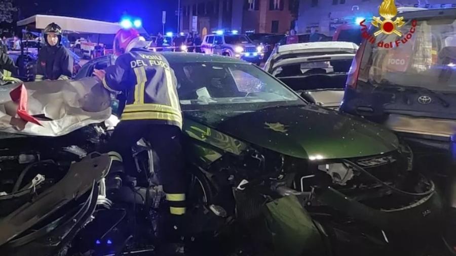 O acidente deixou a Ferrari destruída e os veículos danificados, mas ninguém ficou ferido - Divulgação/Comando Provinciale Vigili del Fuoco (Genova)