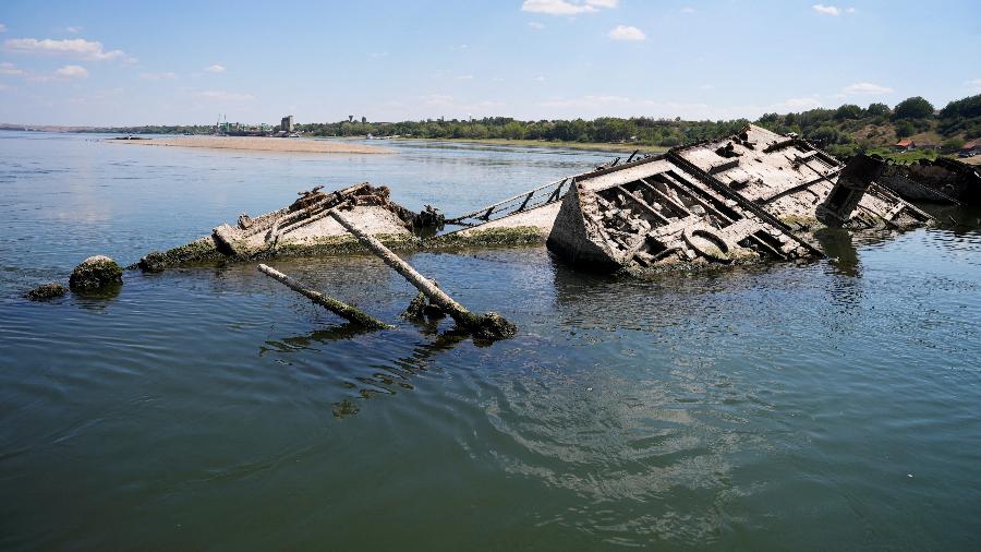18.08.22 - Destroços de navio da Segunda Guerra submersos no rio Danúbio, na cidade de Prahovo, na Sérvia - FEDJA GRULOVIC/REUTERS