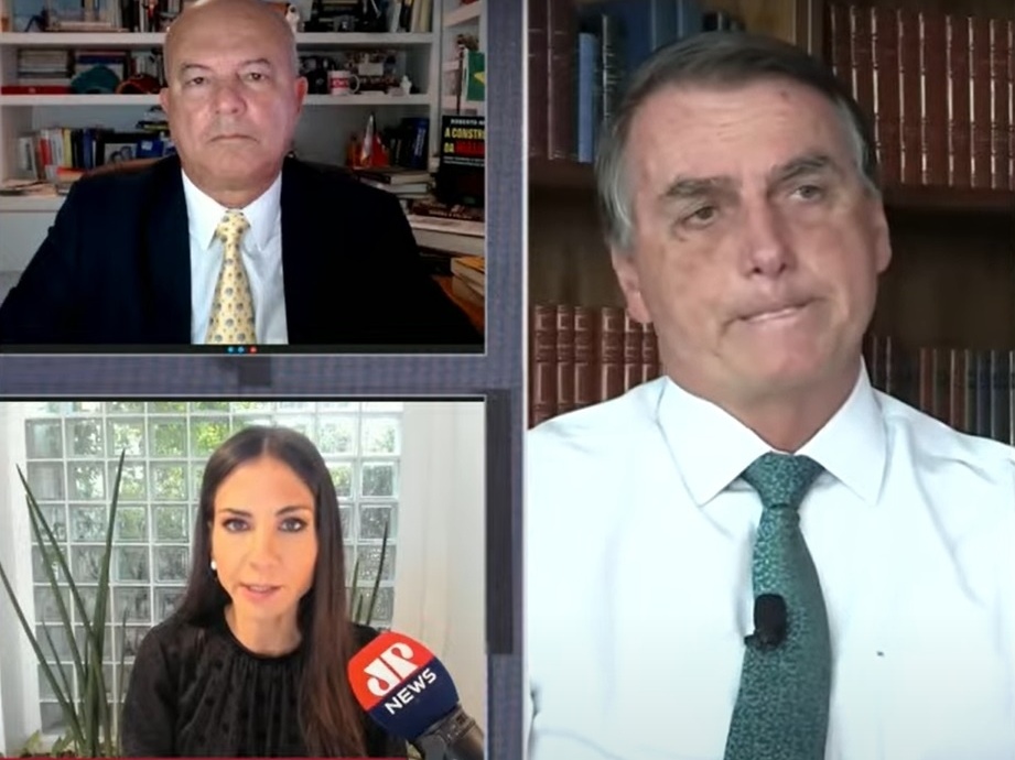 Jornalista pergunta sobre imóveis, e Bolsonaro diz: Seu marido vota em mim 