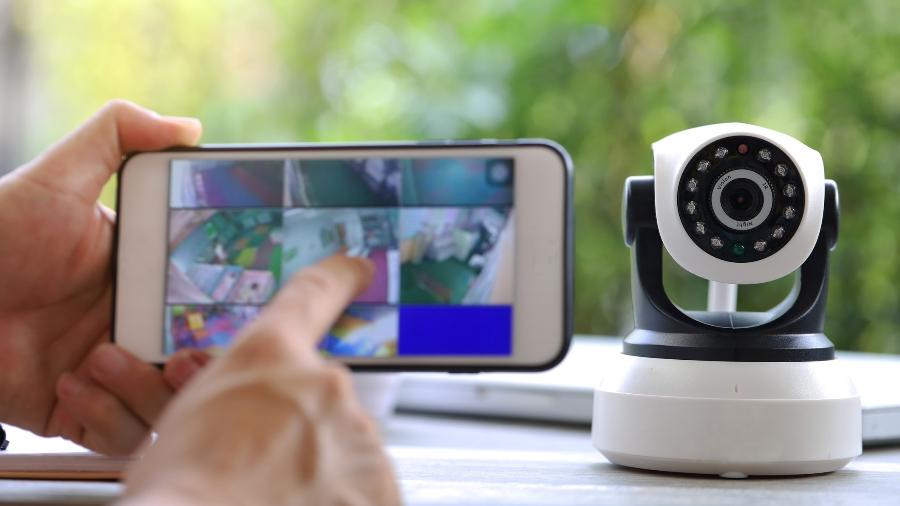Alguns modelos de câmera de segurança conectada à internet podem enviar alertas a um app instalado no smartphone - Getty Images