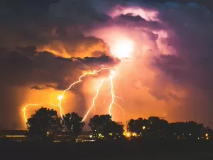 Vem temporal aí? Veja dicas para proteger eletrônicos de quedas de energia