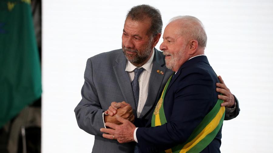 O ministro da Previdência, Carlos Lupi, ao lado do presidente Lula - Fátima Meira/Futura Press/Estadão Conteúdo