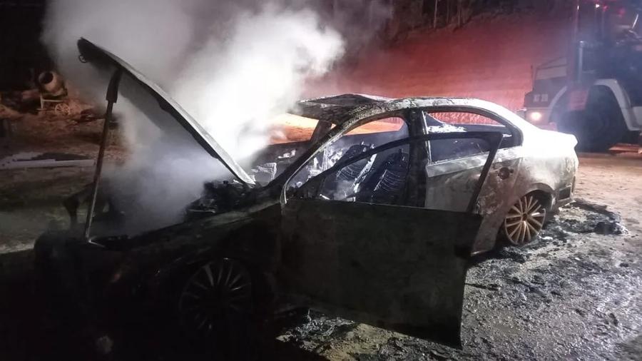 Um dos carros usados no sequestro foi encontrado após ter sido incendiado pelos bandidos