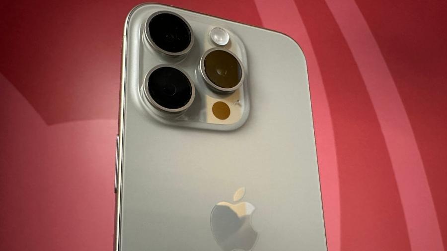 iPhone 15 Pro: detalhe do conjunto de três câmeras