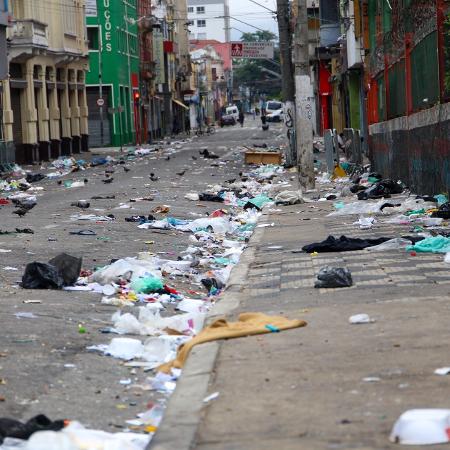 Equipe da Prefeitura realiza uma ação para limpeza nas ruas dos Gusmões com a Santa Ifigênia, na região conhecida como 'cracolândia', no centro de São Paulo, na  manhã desta quinta-feira, 02.