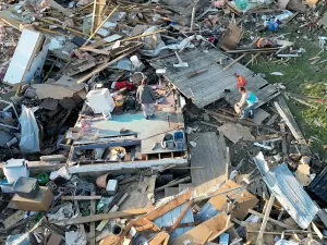 Passagem de tornado destrói cidade e deixa ao menos cinco mortos nos EUA