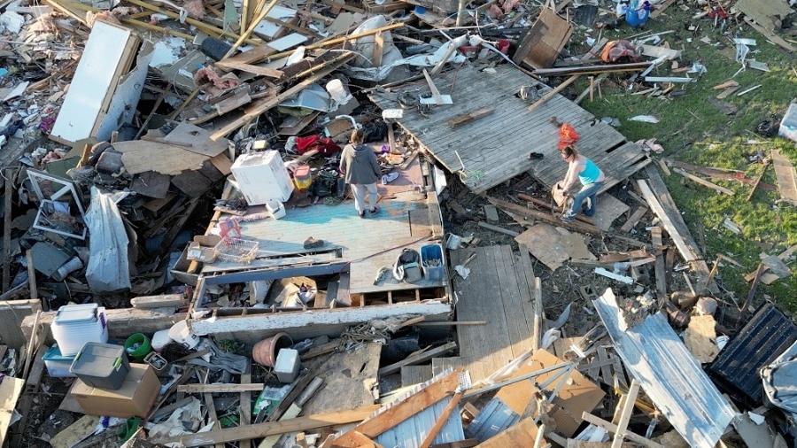 Moradores tentam limpar rastro de destruição de casas após passagem de tornado em Greenfield; cidade tem cerca de 2 mil habitantes