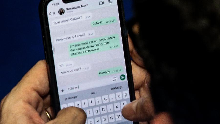 O senador Sergio Moro conversa com a esposa após se tornar réu por calúnia contra o ministro do STF Gilmar Mendes O senador Sergio Moro conversa com a esposa após se tornar réu por calúnia contra o ministro do STF Gilmar Mendes