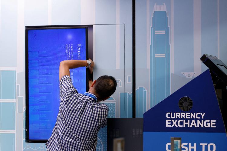 Tela mostrando erro é vista em uma casa de câmbio no Aeroporto Internacional de Hong Kong em meio a interrupções do sistema da Microsoft, em Hong Kong, China, 19 de julho de 2024