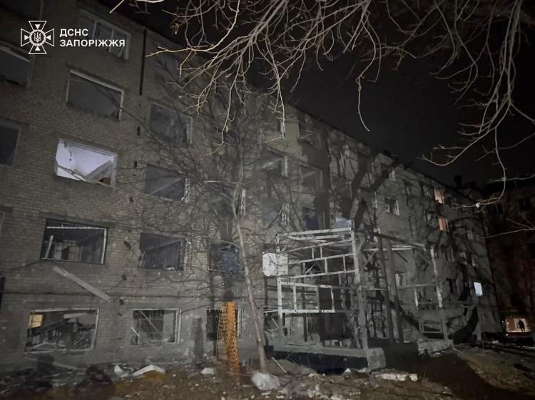 Prédio residencial danificado no local de um ataque noturno russo em Zaporizhzhia, na Ucrânia Prédio residencial danificado no local de um ataque noturno russo em Zaporizhzhia, na Ucrânia