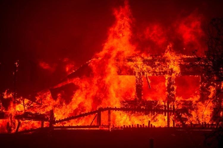 Fogo tomou conta de casas e carros em Los Angeles