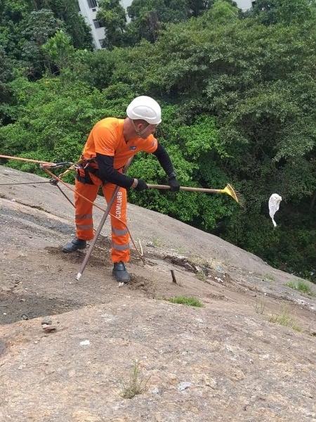 Garis alpinistas usam equipamentos como foice e enxada, além de cinto paraquedista