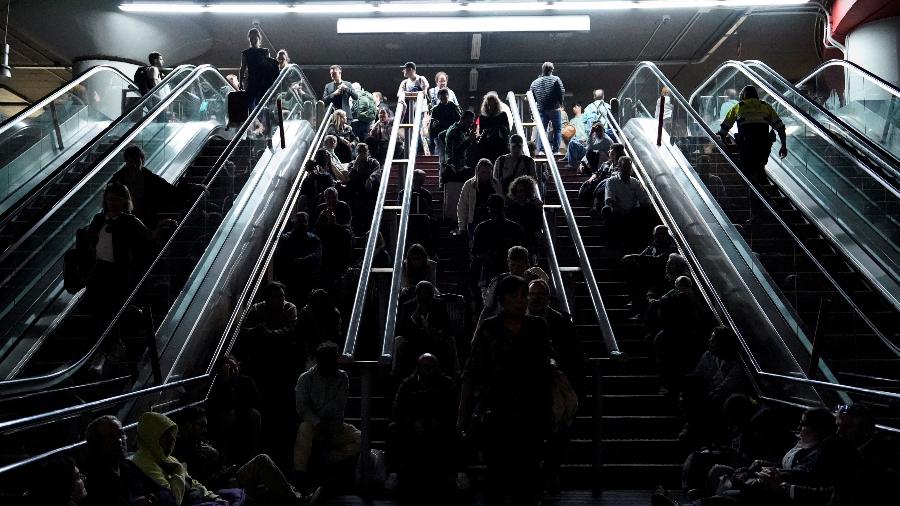 Passageiros que conseguiram desembarcar dos trens se acumularam nas escadarias da estação de trem Atocha, em Madri Passageiros que conseguiram desembarcar dos trens se acumularam nas escadarias da estação de trem Atocha, em Madri