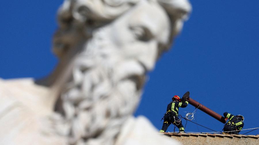 Bombeiros instalam chaminé no telhado da Capela Sistina, no Vaticano