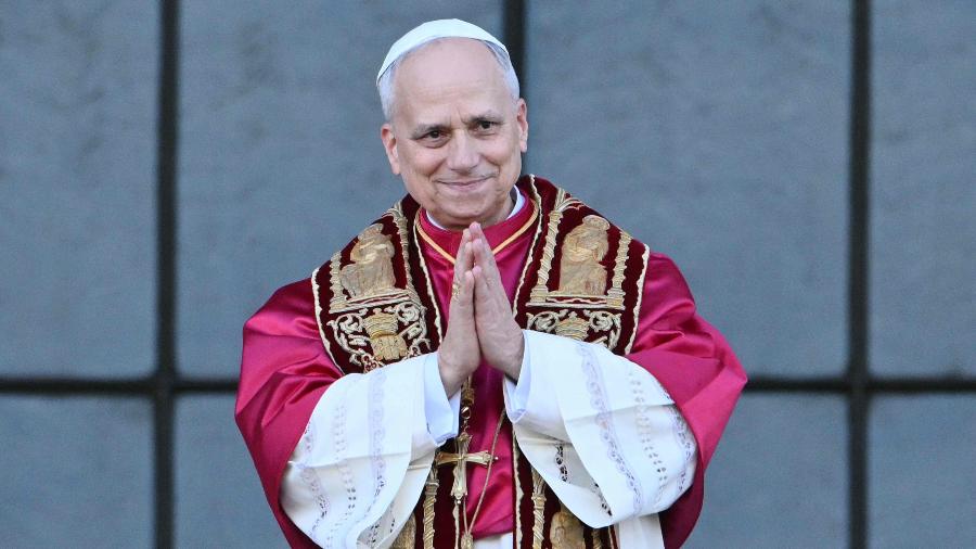 O papa Leão 14 cumprimenta o público na Arquibasílica de São João de Latrão, em Roma, na Itália O papa Leão 14 cumprimenta o público na Arquibasílica de São João de Latrão, em Roma, na Itália