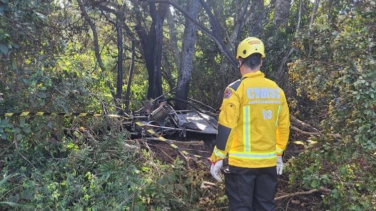 Bombeiro de Santa Catarina no local onde balão de ar quente caiu em Praia Grande; 8 pessoas morreram Bombeiro de Santa Catarina no local onde balão de ar quente caiu em Praia Grande; 8 pessoas morreram