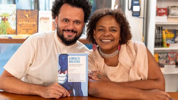 Márcia Lima e Luiz Campos em lançamento do livro 'O impacto das cotas'.