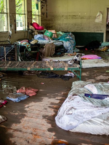 Cabana do acapamento de férias Camp Mystic após ser invadida por lama. Colonia de férias fica à beira do rio Guadalupe, que transbordou nas chuvas que atingiram o Texas Cabana do acapamento de férias Camp Mystic após ser invadida por lama. Colonia de férias fica à beira do rio Guadalupe, que transbordou nas chuvas que atingiram o Texas
