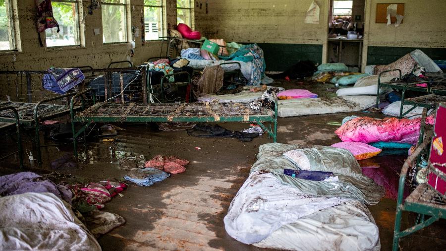 Cabana do acapamento de férias Camp Mystic após ser invadida por lama. Colonia de férias fica à beira do rio Guadalupe, que transbordou nas chuvas que atingiram o Texas Cabana do acapamento de férias Camp Mystic após ser invadida por lama. Colonia de férias fica à beira do rio Guadalupe, que transbordou nas chuvas que atingiram o Texas