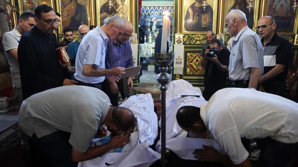 Palestinos cristãos velam corpos de mortos em ataque a igreja católica em Gaza
