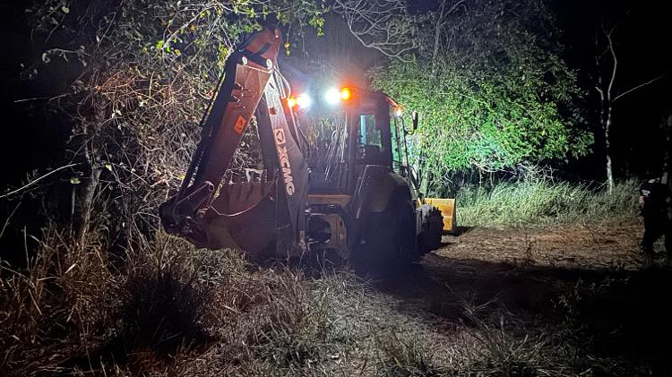 Escavadeira é utilizada para desenterrar carro de amigos cobradores que desapareceram em Icaraíma (PR)