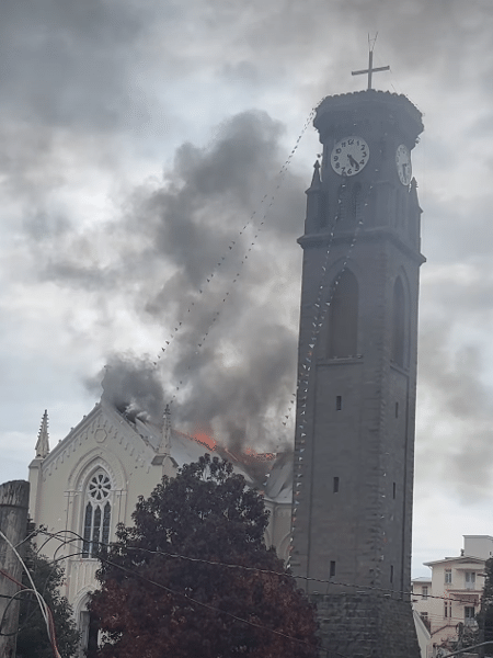 Igreja da cidade de Flores da Cunha (RS) foi atingida por um incêndio