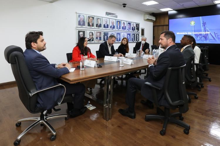 João Magalhães (à direita, de máscara) participou de reuniões no Ministério das Comunicações, enquanto atuou de maneira informal na pasta.