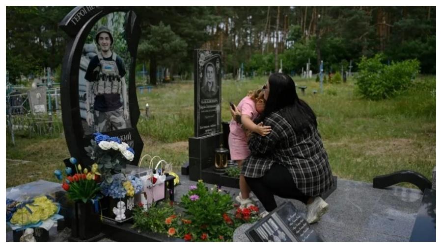 Mulher ucraniana chora a morte do marido na guerra contra a Rússia - undefined
