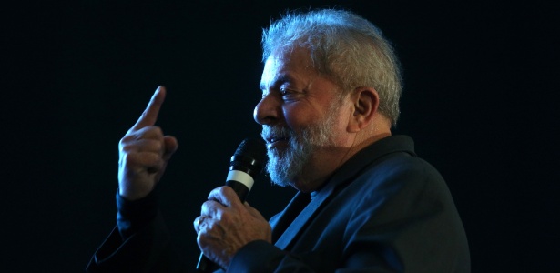 O ex-presidente Luiz Inácio Lula da Silva em posse da diretoria do Sindicato dos Bancários do ABC - Alex Silva - 24.jul.2015/Estadão Conteúdo