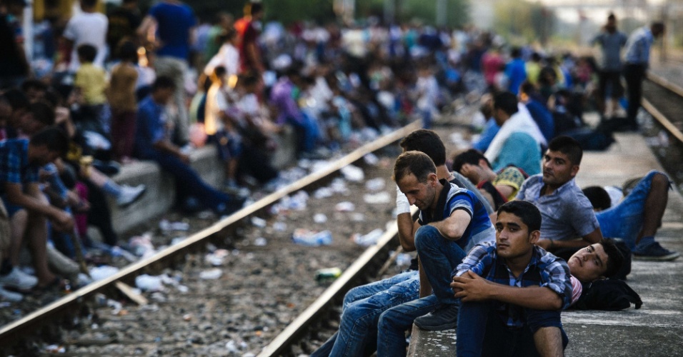 29.jul.2015 - Imigrantes esperam por trem na estação ferroviária Gevgelija, na fronteira da Macedônia com a Grécia, para seguir para a Sérvia e tentar entrar na União Europeia pela Hungria antes que o país feche a fronteira em 31 de agosto