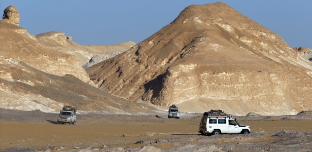 Pick-ups cruzam o deserto egípcio em foto tirada em maio - Amr Abdallah Dalsh/Reuters