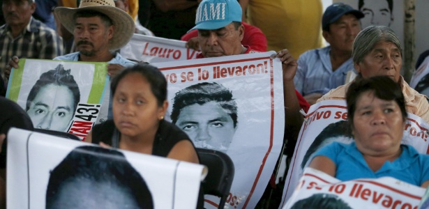 Os familiares dos estudantes desaparecidos contestam a tese de que eles teriam sido detidos por policiais corruptos, entregues a criminosos do cartel Guerreros Unidos, e incinerarados em um lixão - Henry Romero/Reuters