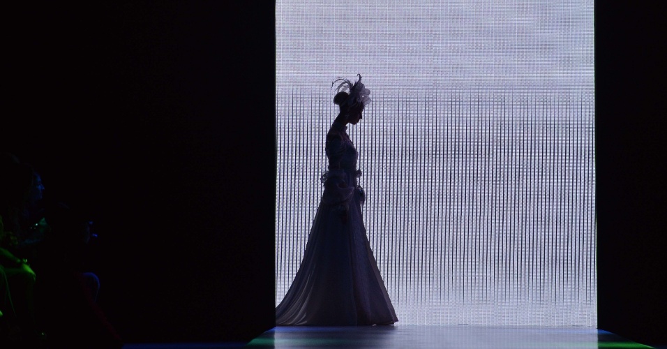 21.out.2015 - Silhueta de modelo durante o desfile da estilista Slava Zaitsev, na Semana de Moda de Moscou, na Rússia
