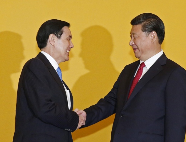 O aperto de mãos entre os líderes de Taiwan, Ma Ying-Jeou (esq), e da China, Xi Jinping - Edgar Su/Reuters