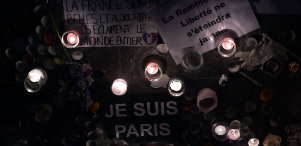 18.nov.2015 - Franceses acendem velas e deixam cartazes na praça central de Estrasburgo, na França, em homenagem às vítimas dos ataques terroristas em Paris - Patrick Hertzog/AFP