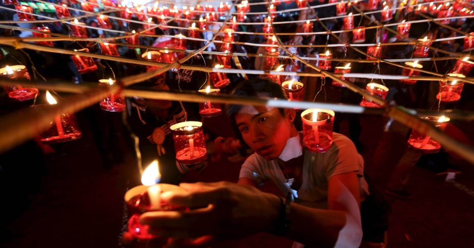 19.nov.2015 - Velas são acesas durante o festival anual Tazaungdaing em Taunggyi, em Mianmar