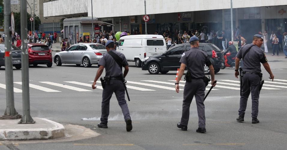 3.dez.2015 - Policiais e estudantes entraram em confronto durante protesto contra a reorganização escolar na avenida Brigadeiro Faria Lima, esquina com avenida Rebouças, em Pinheiros, zona oeste de São Paulo, na manhã desta quinta-feira (3). A PM usou bomba de gás para dispersar os estudantes