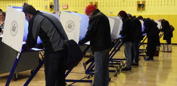Eleitores votam em escola em Manhattan, Nova York, nesta terça-feira - Darren Ornitz/ Reuters