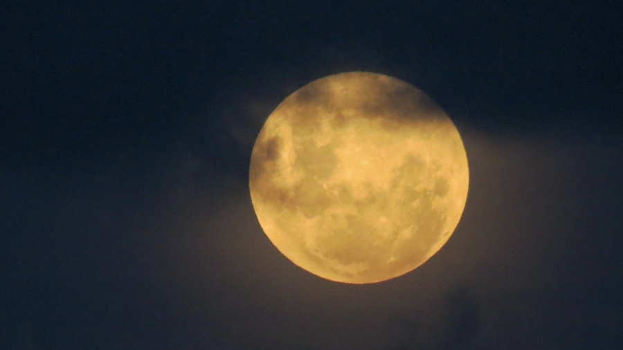 Eclipse lunar penumbral visto de Itapema (SC) em 2017 - Gisele Pimenta/Framephoto/Estadão Conteúdo 