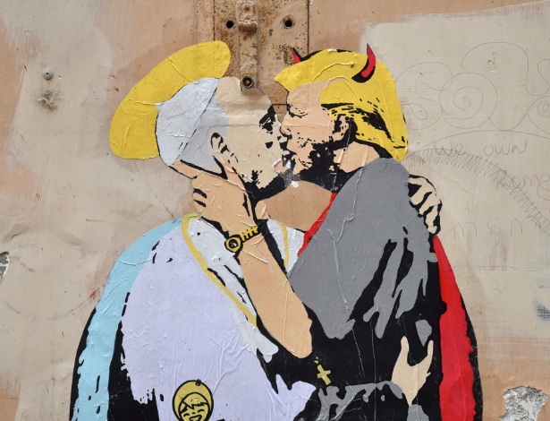 11.mai.2017 - Mural retrata o papa Francisco de halo angelical beijando o presidente dos Estados Unidos, Donald Trump, dotado de chifres demoníacos  - ANDREAS SOLARO/AFP