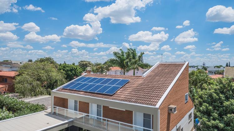 Placas solares exigem investimento, mas gasto pode ser financiado e compensado com economia na recarga e na conta de luz