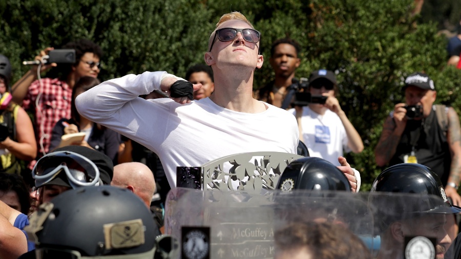 11.ago.2017 - Homem faz sinal de cortar a garganta durante protesto de supremacistas, neonazistas e outrso integrantes da extrema-direita em Charlottesville, Virgínia - Chip Somodevilla/ AFP/ Getty Images