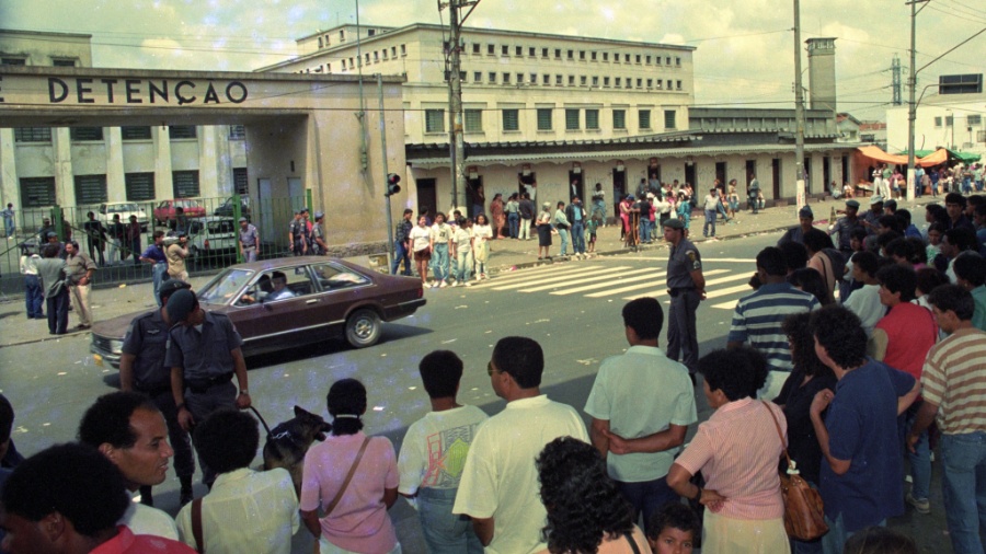  03.set.1992 - Policiais, parentes e curiosos em frente da Casa de Detenção do Carandiru - Rogério Albuquerque/Folhapress