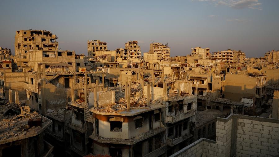 Edifícios destruídos são vistos na área de al-Khalidiya na parte controlada pelo governo de Homs, na Síria - Marko Djurica/Reuters