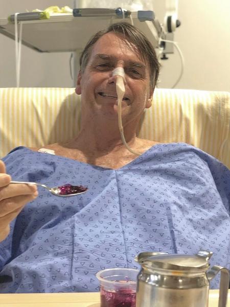 8.fev.2019 - Bolsonaro publica foto comendo gelatina no hospital Albert Einsten - Reprodução/Twitter Jair M. Bolsonaro
