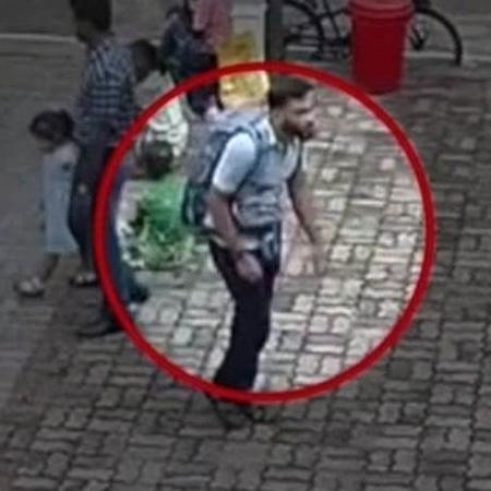 Imagens de uma câmera segurança mostram um dos suspeitos andando calmamente em direção ao alvo no domingo - Reuters/BBC