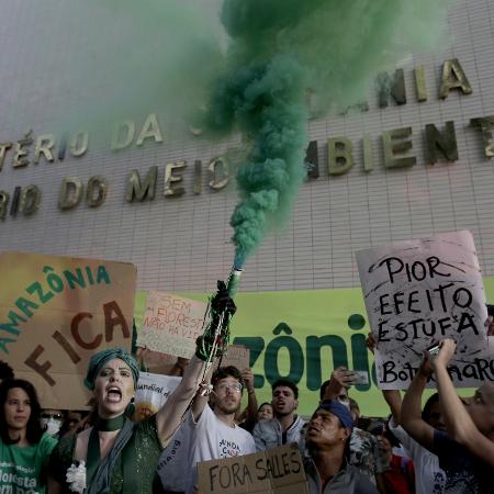 Em 2019, manifestantes protestaram contra as queimadas da Amazônia em frente ao Ministério do Meio Ambiente, em Brasília - Xinhua/Lucio Tavora