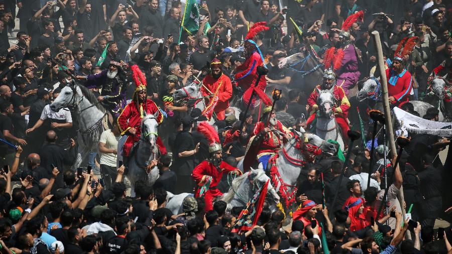 Atores participam de encenação durante peregrinação xiita da festa da Ashura, ao sul de Bagdá - Abdullah Dhiaa Al-Deen/Reuters
