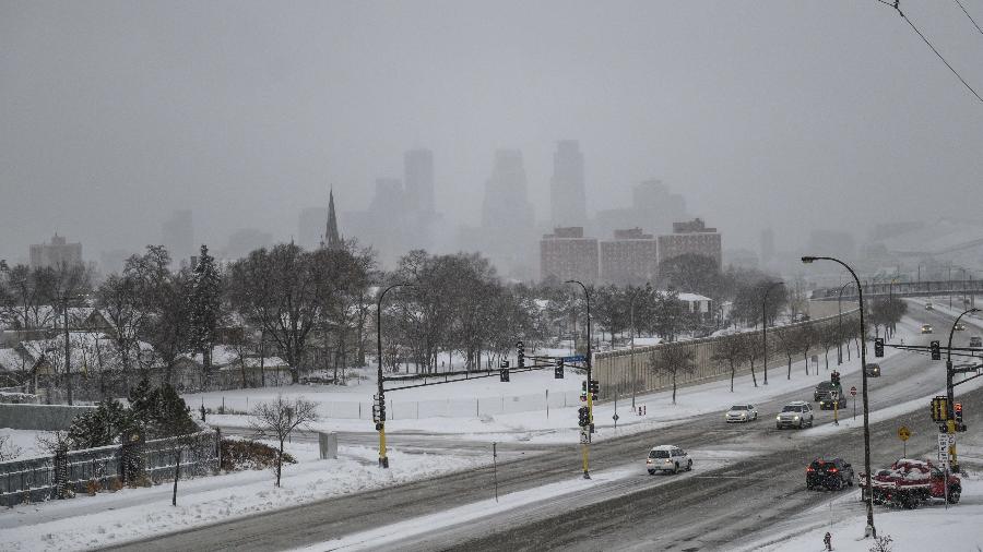 Neve "cobre" a cidade de Minneapolis, Minnesota, nos EUA em 2019 - Stephen Maturen / AFP
