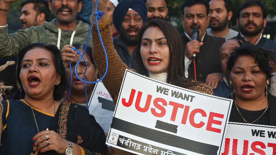 Protesto contra o estupro e assassinato de uma mulher na Índia no início de dezembro; país tem recorrentes casos de abusos e feminicídios - Ajay Verma/Reuters